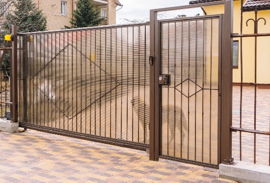 Купить ворота из профлиста с элементами ковки, с металлическими столбами в рамке или под дерево в Усть-Джегуте от 153285 руб